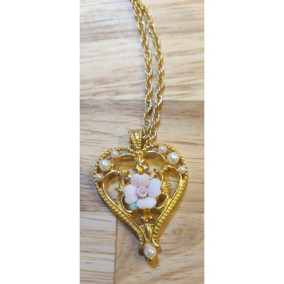 VTG Avon Signed Designer Gold Tone Rose & Faux Pearl Necklace 2 Match Earrings - Picture 3 of 10